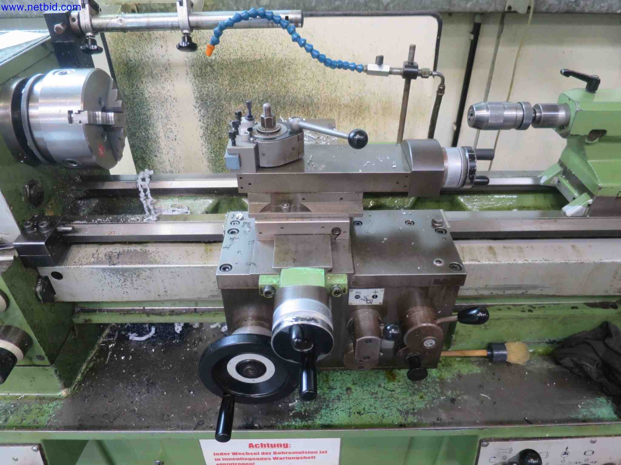 Gepflegte CNC-Maschinen zur Herstellung von präzisen Metallbauteilen-3