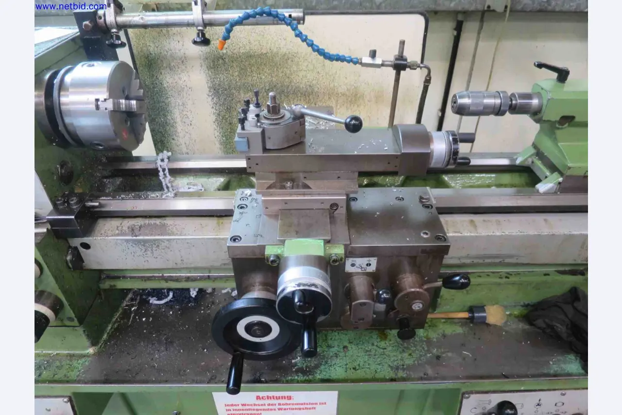 Gepflegte CNC-Maschinen zur Herstellung von präzisen Metallbauteilen-3