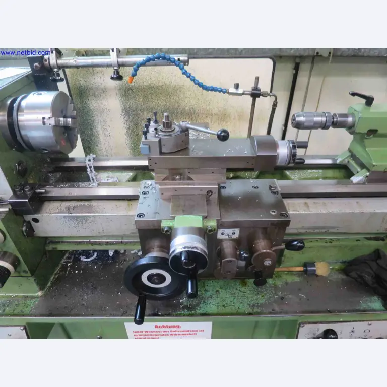 Gepflegte CNC-Maschinen zur Herstellung von präzisen Metallbauteilen-3