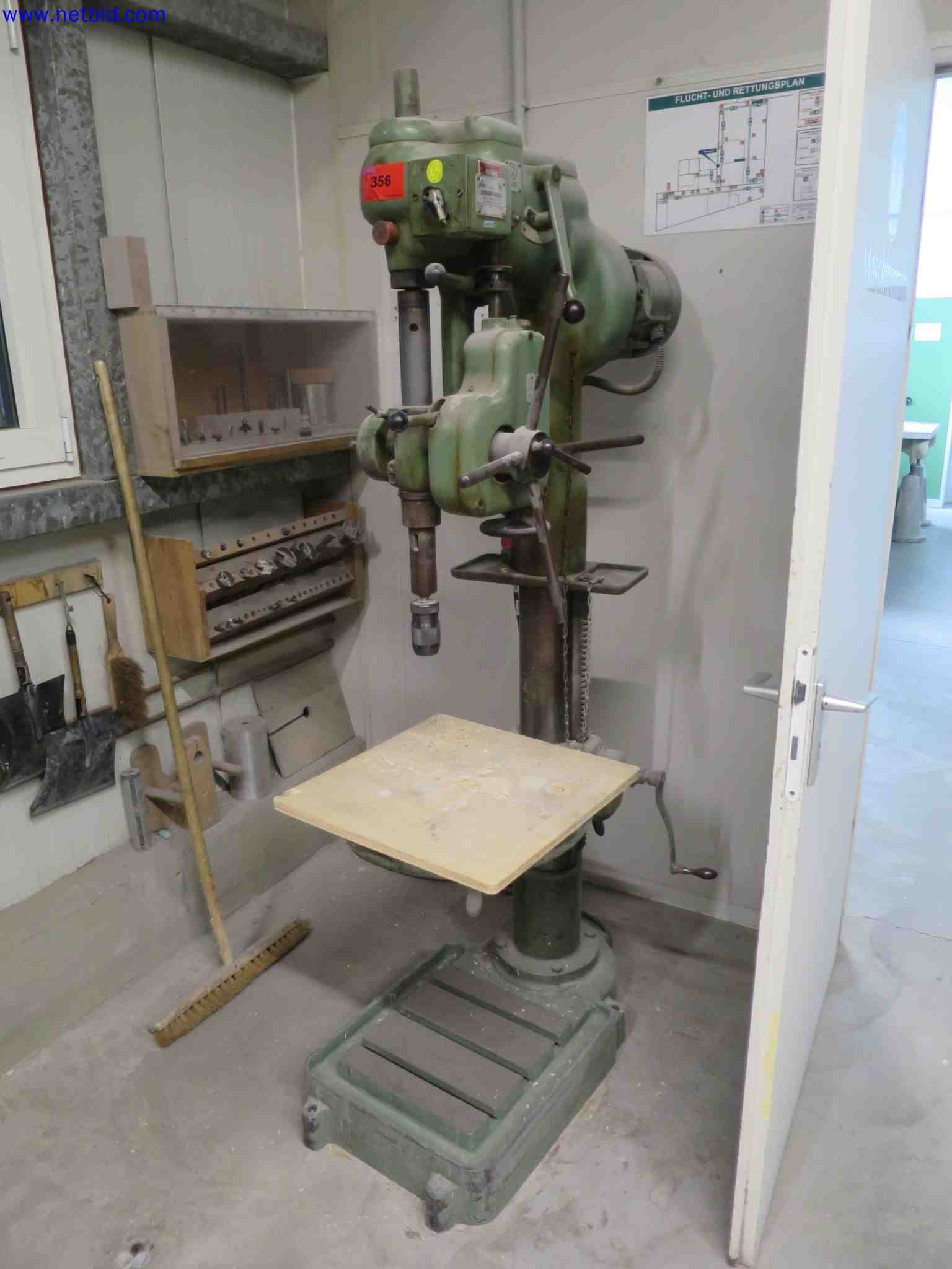 Machines CNC bien entretenues destinées à la fabrication de pièces métalliques de précision-1