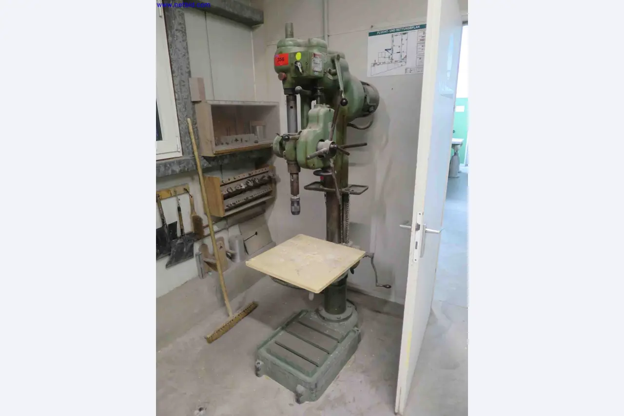 Machines CNC bien entretenues destinées à la fabrication de pièces métalliques de précision-1