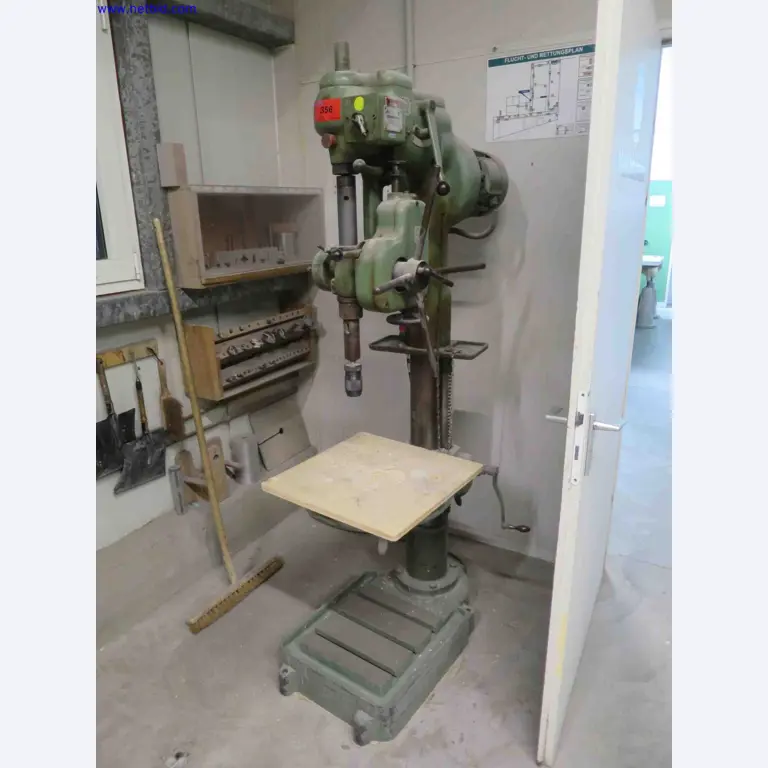 Machines CNC bien entretenues destinées à la fabrication de pièces métalliques de précision-1