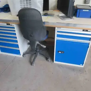 Řada pracovních stolů