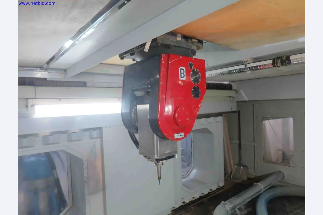 Machines CNC bien entretenues destinées à la fabrication de pièces métalliques de précision-11