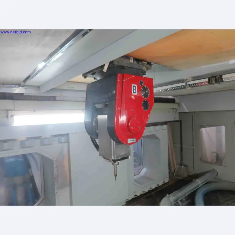 Machines CNC bien entretenues destinées à la fabrication de pièces métalliques de précision-11