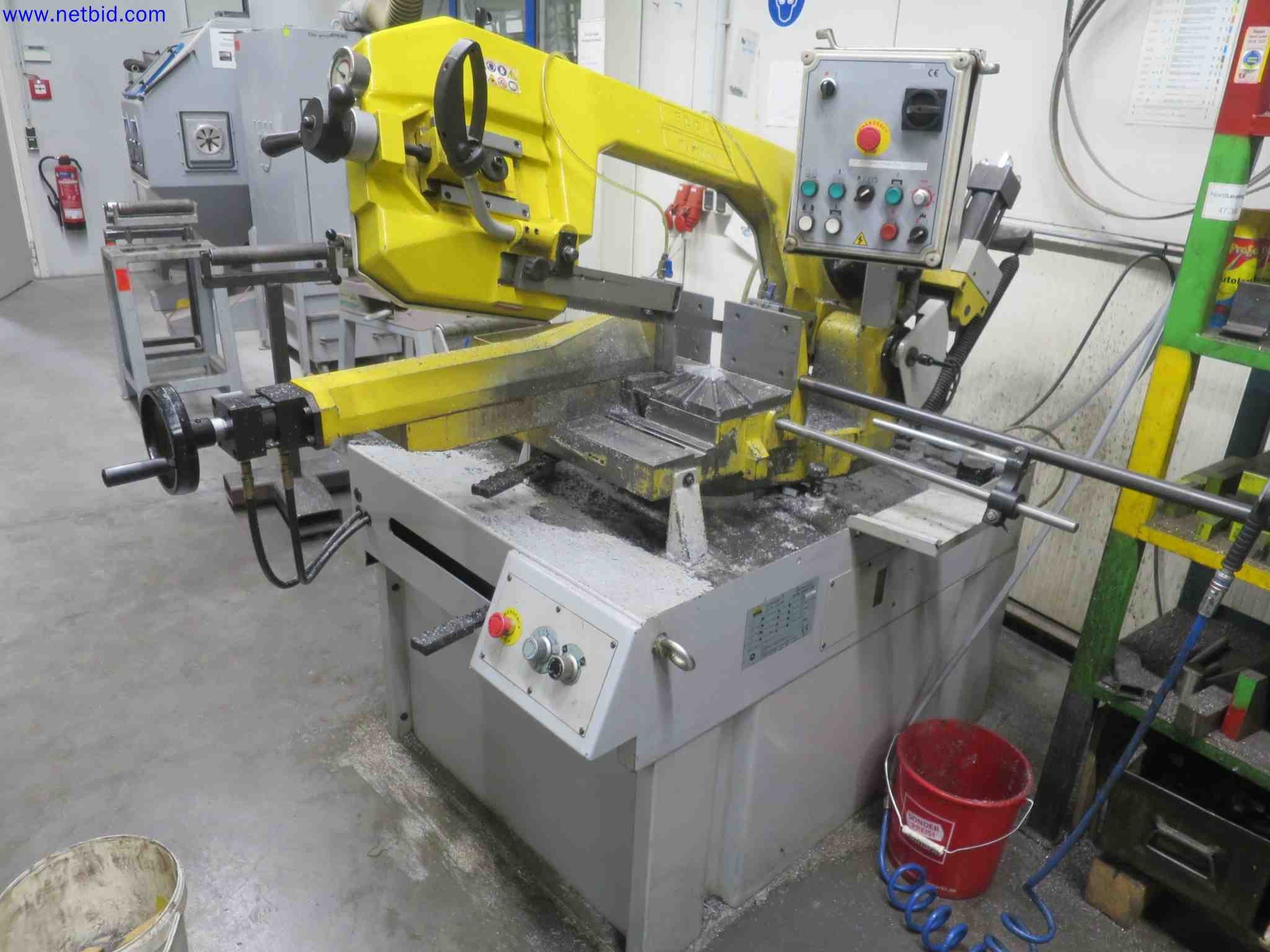 Machines CNC bien entretenues destinées à la fabrication de pièces métalliques de précision-1