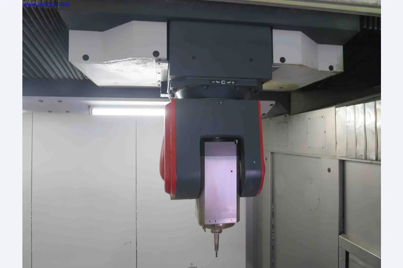 Machines CNC bien entretenues destinées à la fabrication de pièces métalliques de précision-7