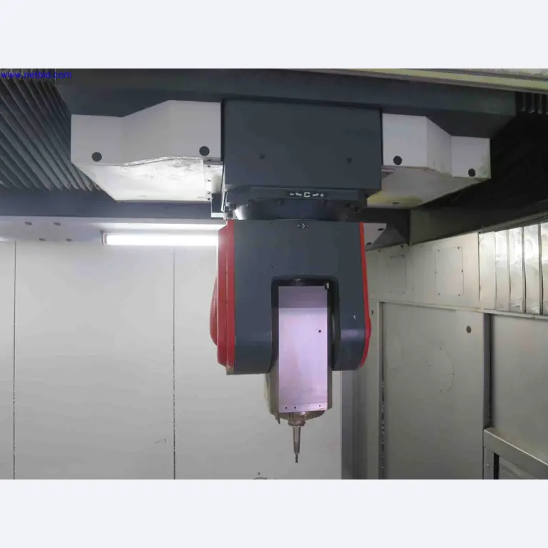 Machines CNC bien entretenues destinées à la fabrication de pièces métalliques de précision-7