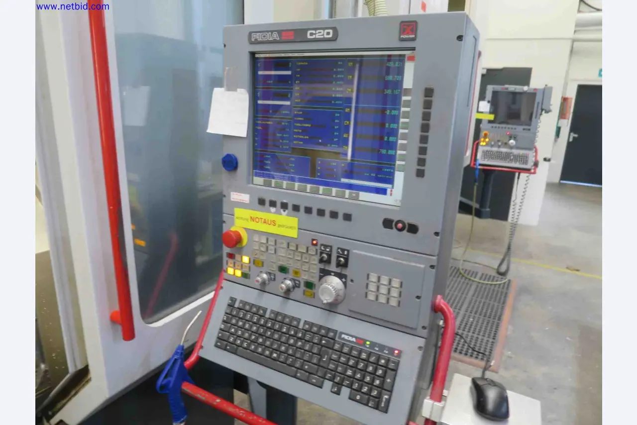 Machines CNC bien entretenues destinées à la fabrication de pièces métalliques de précision-3