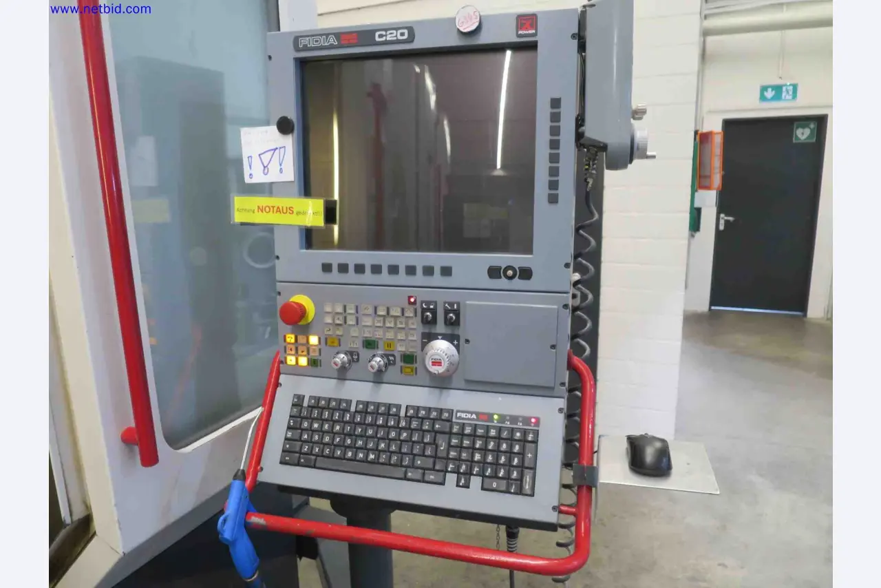 Machines CNC bien entretenues destinées à la fabrication de pièces métalliques de précision-4