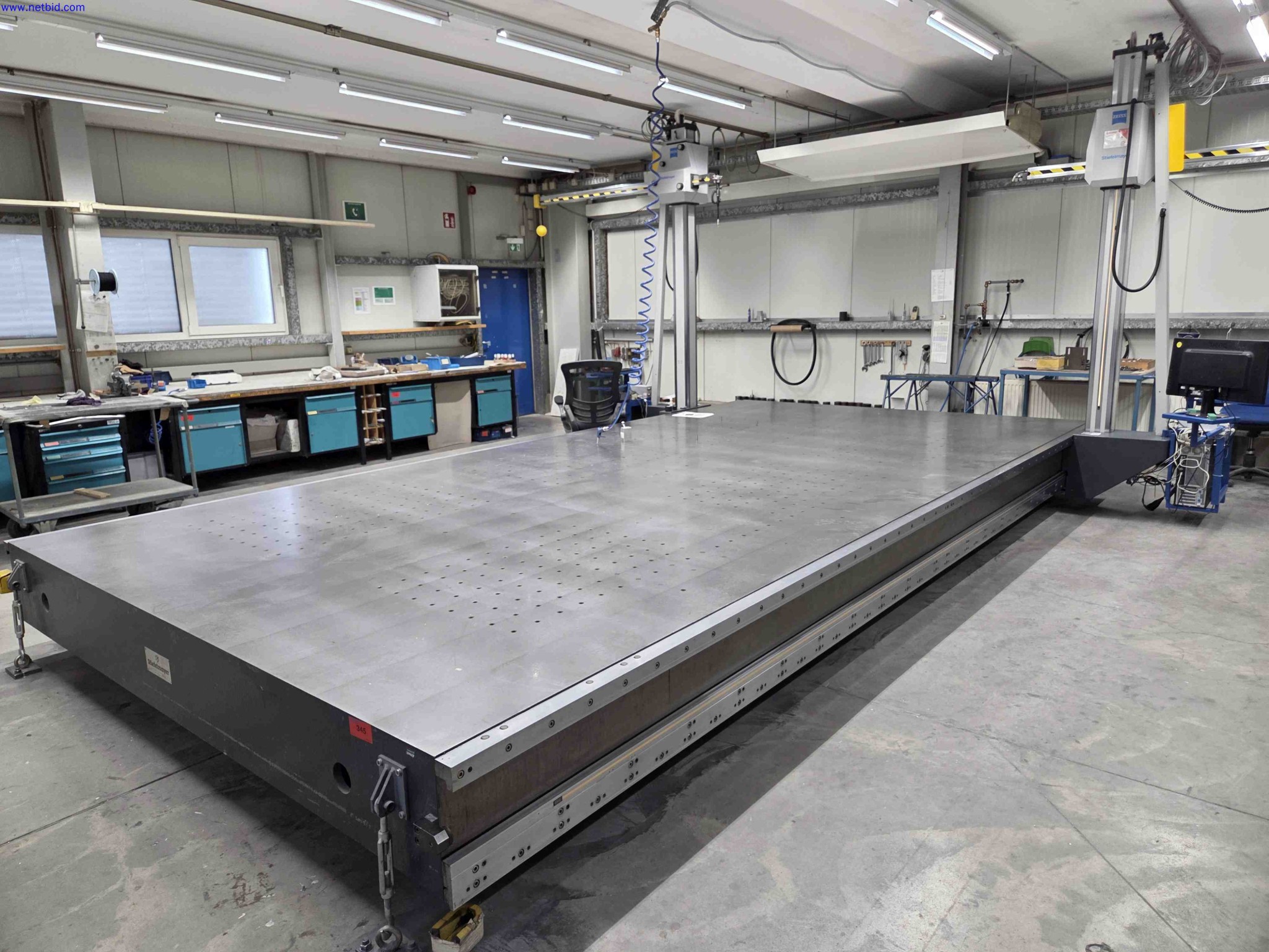 Gepflegte CNC-Maschinen zur Herstellung von präzisen Metallbauteilen-5