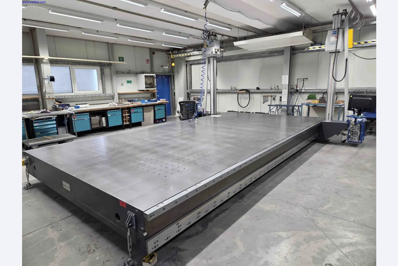 Gepflegte CNC-Maschinen zur Herstellung von präzisen Metallbauteilen-5