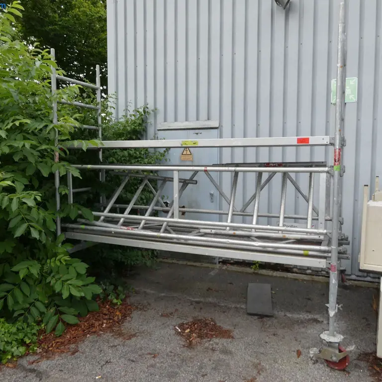 Quick-assembly aluminum rolling scaffold Layher