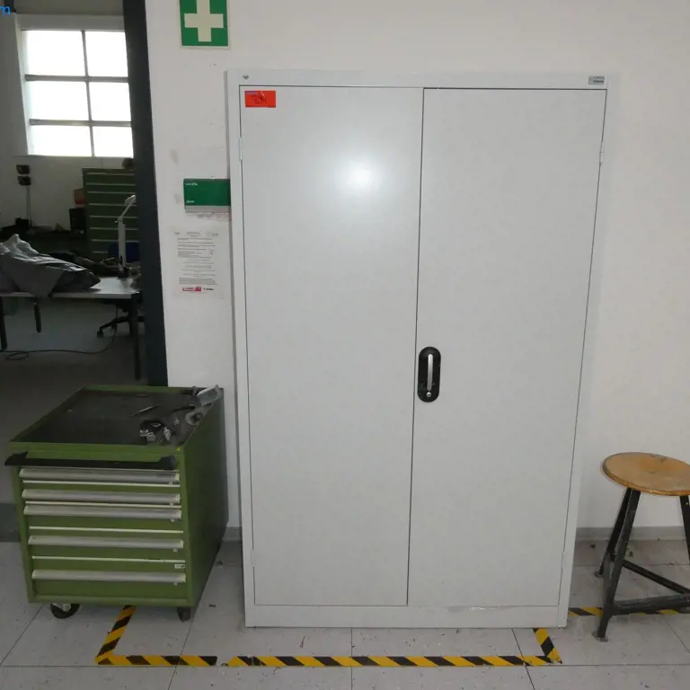 2 Roupeiros com porta metálica com dobradiças CP
