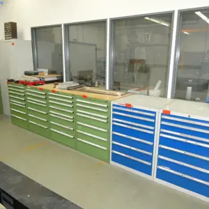 7 Armários metálicos com gavetas