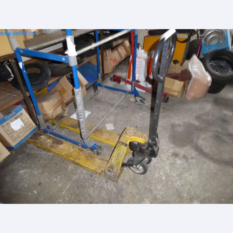 Geräte und Werkstatteinrichtung eines Reifenhandels-1