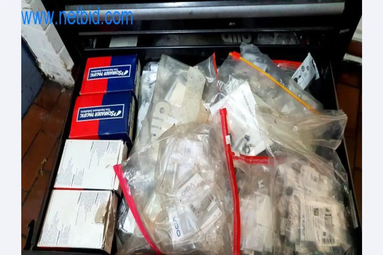 Geräte und Werkstatteinrichtung eines Reifenhandels-3