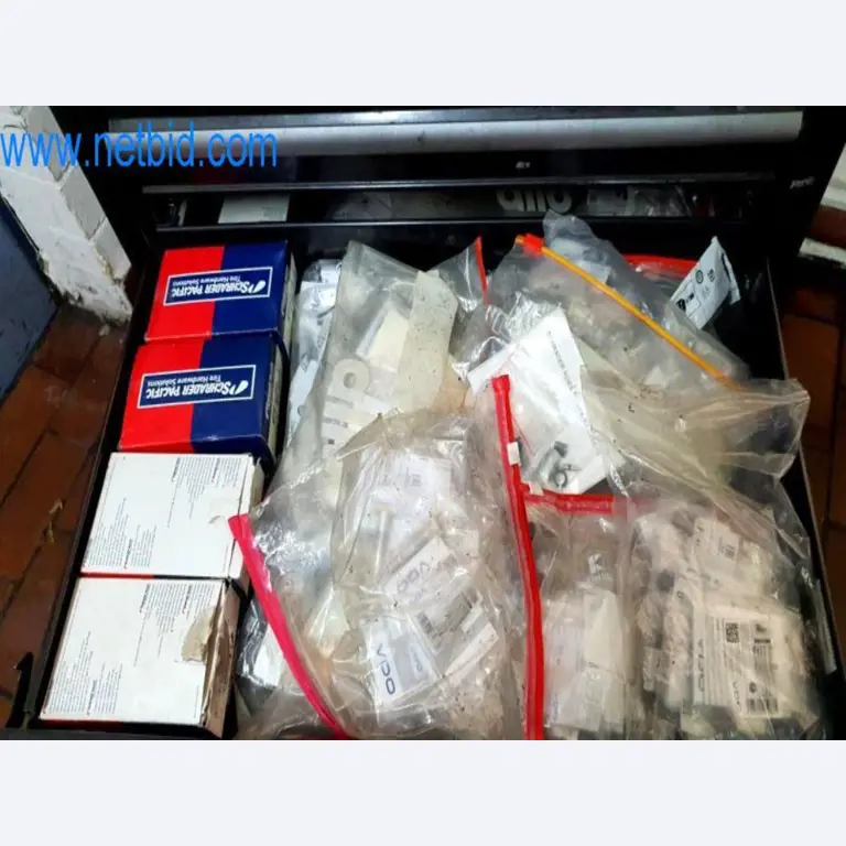 Geräte und Werkstatteinrichtung eines Reifenhandels-3