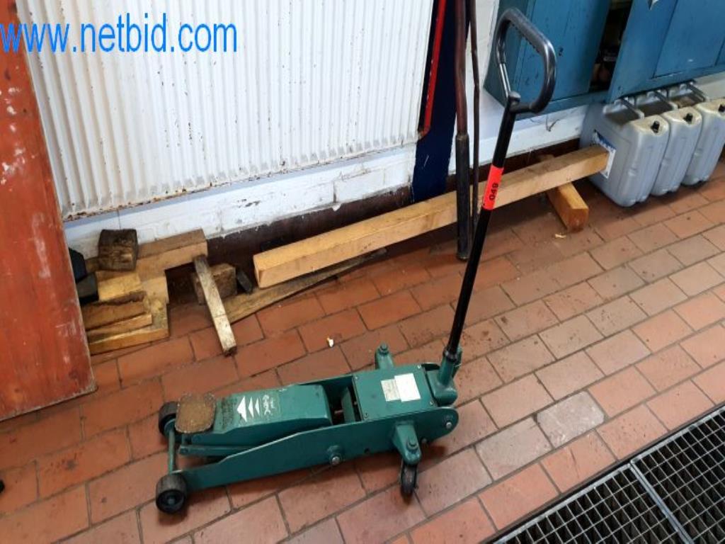 Equipamiento e instalaciones de taller de un distribuidor de neumáticos-1