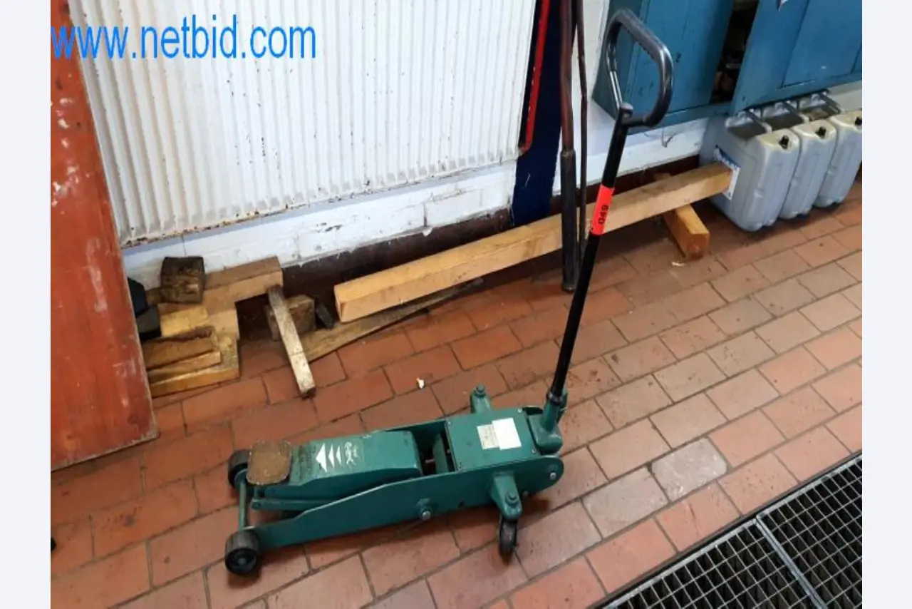 Equipamiento e instalaciones de taller de un distribuidor de neumáticos-1