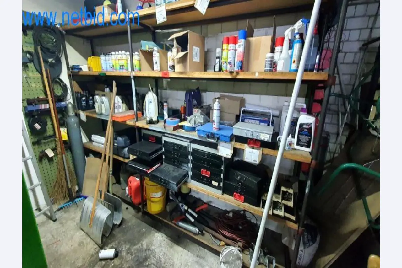 Equipment and workshop facilities of a tire dealer-1
