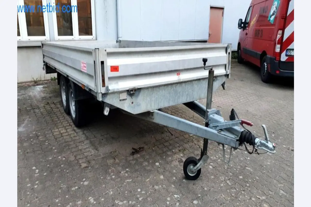 Wyposażenie operacyjne i biurowe firmy zajmującej się konstrukcjami metalowymi-1