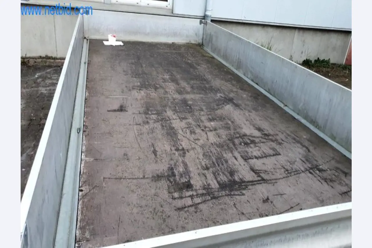 Wyposażenie operacyjne i biurowe firmy zajmującej się konstrukcjami metalowymi-3