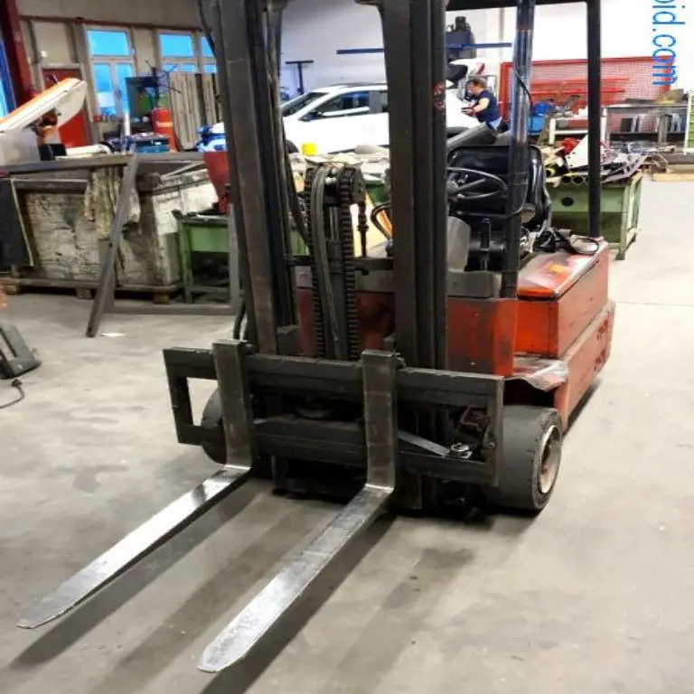 Electric forklift Linde E15