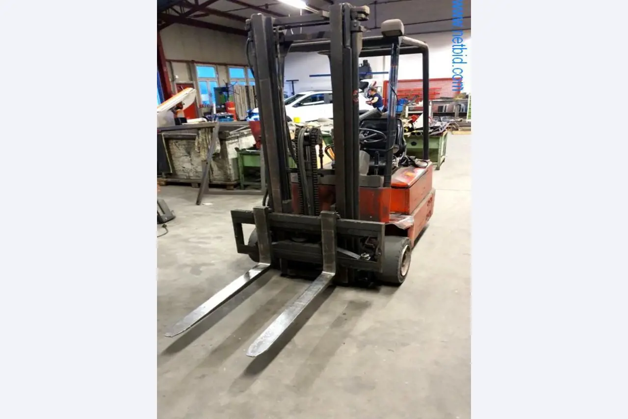 Wyposażenie operacyjne i biurowe firmy zajmującej się konstrukcjami metalowymi-1