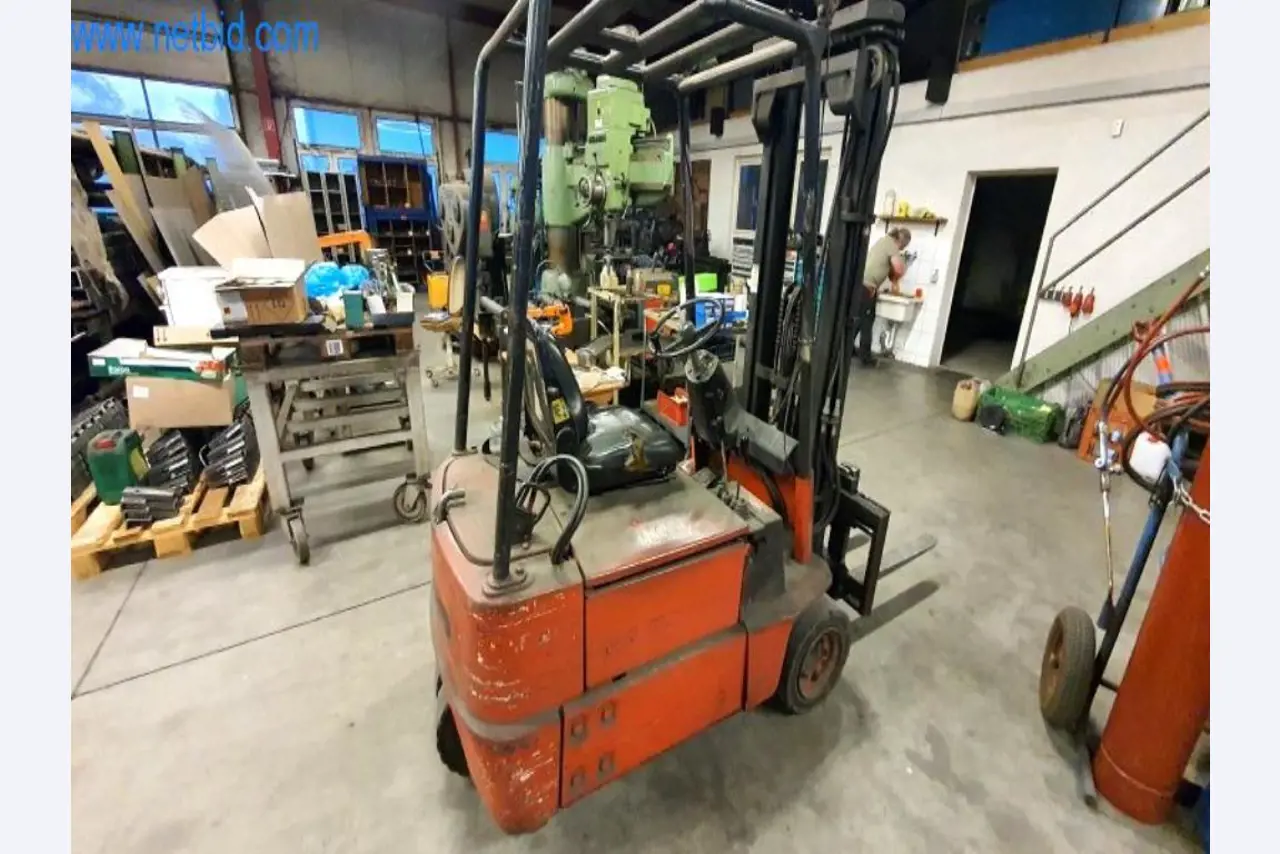 Wyposażenie operacyjne i biurowe firmy zajmującej się konstrukcjami metalowymi-2