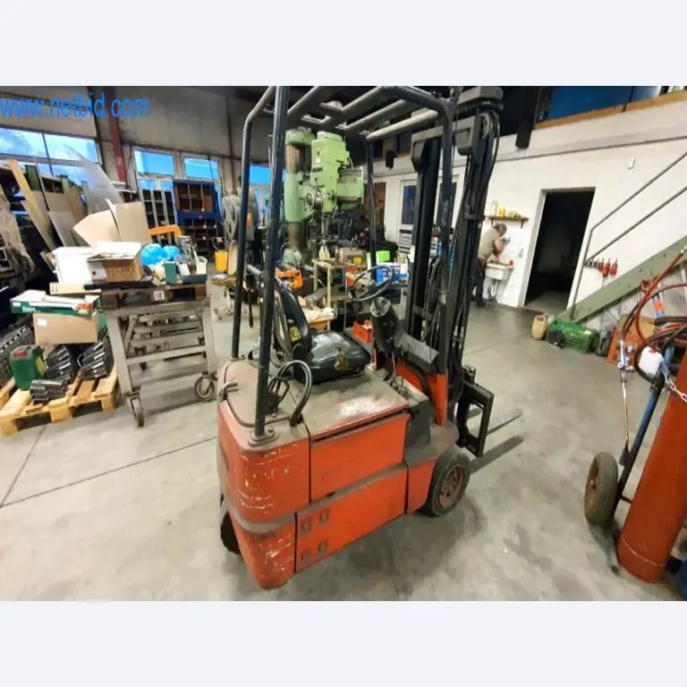 Wyposażenie operacyjne i biurowe firmy zajmującej się konstrukcjami metalowymi-2