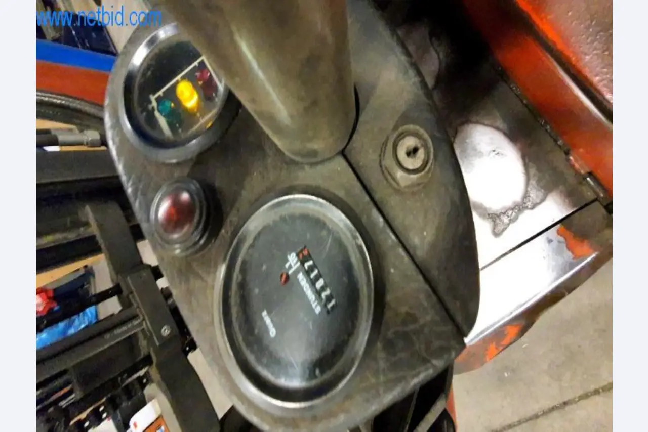 Wyposażenie operacyjne i biurowe firmy zajmującej się konstrukcjami metalowymi-3