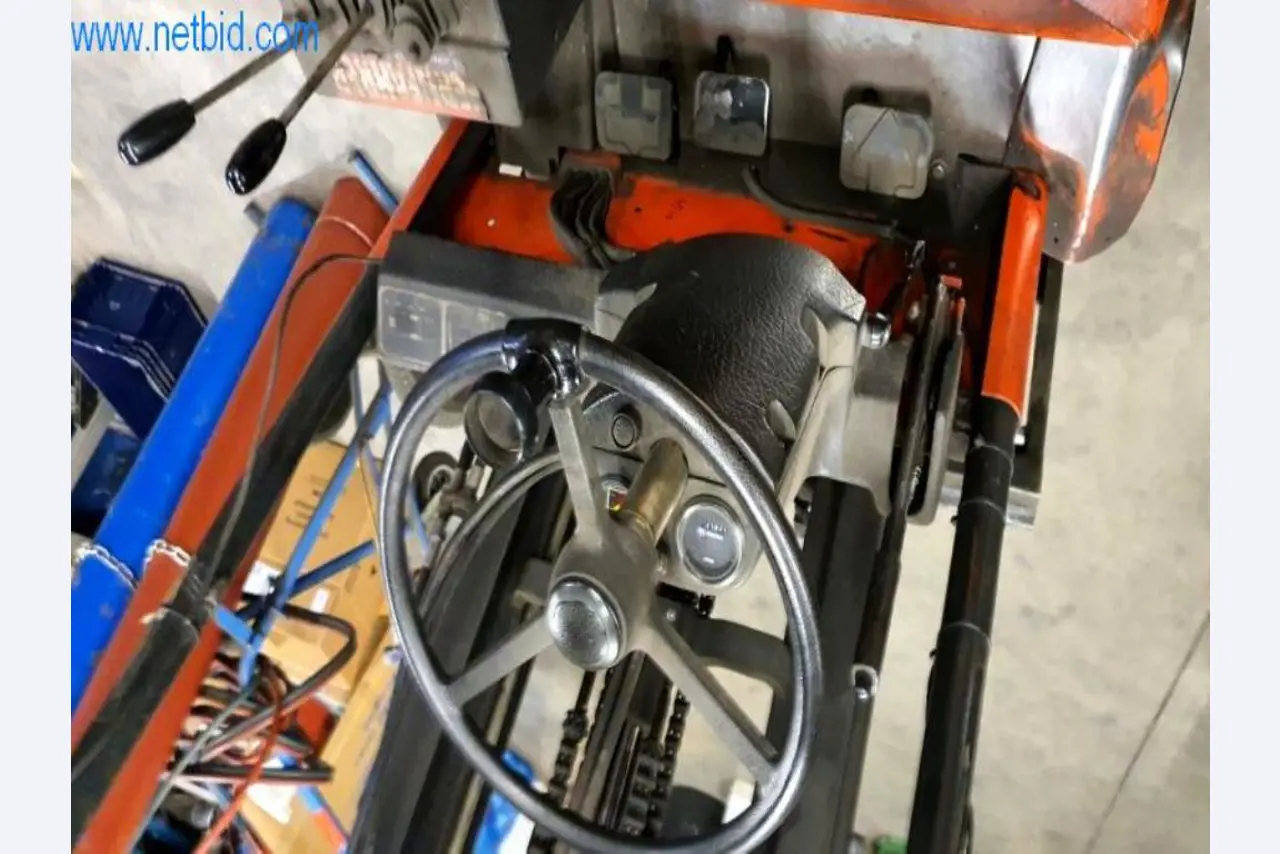 Wyposażenie operacyjne i biurowe firmy zajmującej się konstrukcjami metalowymi-5