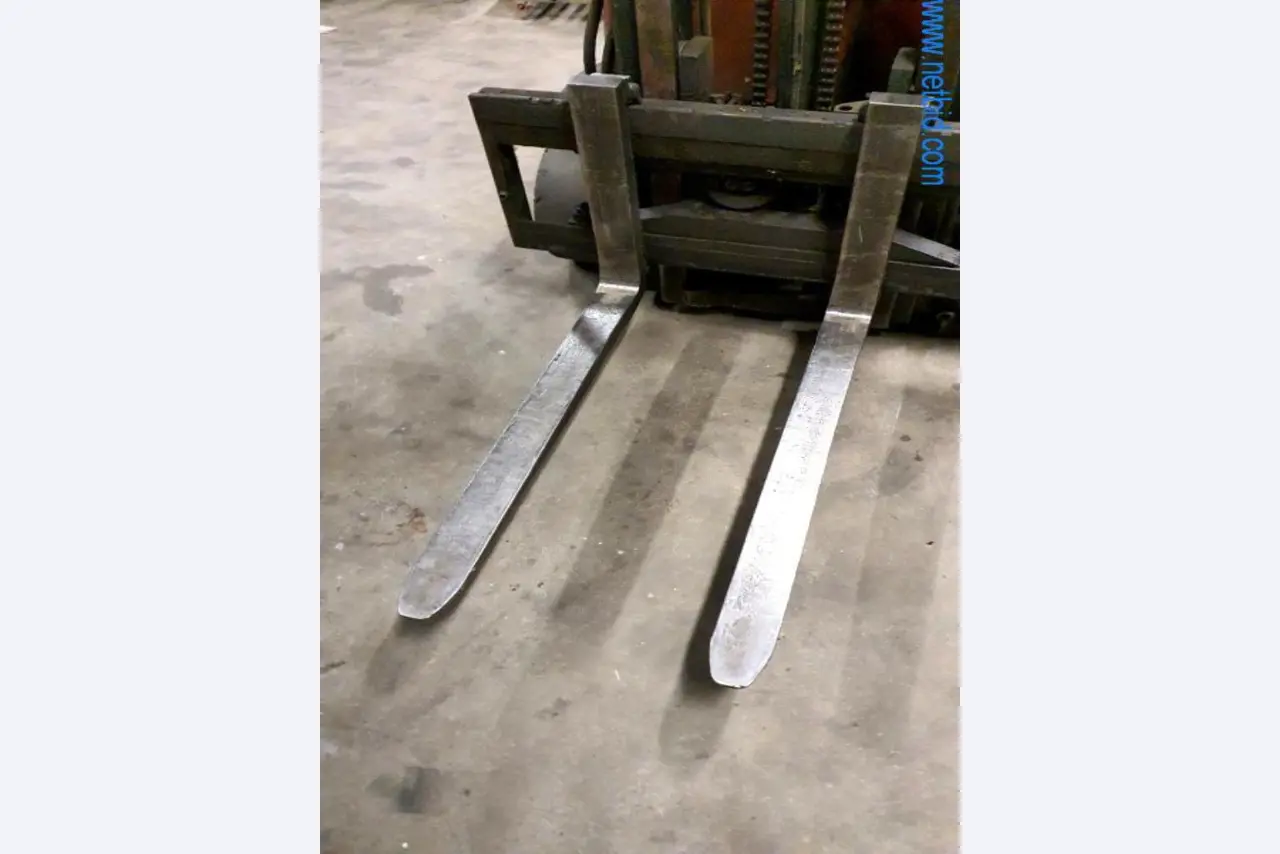 Wyposażenie operacyjne i biurowe firmy zajmującej się konstrukcjami metalowymi-6