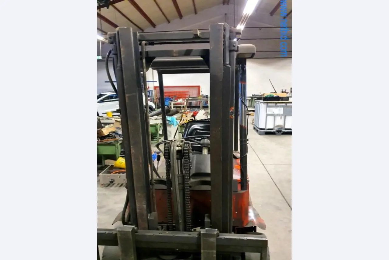 Wyposażenie operacyjne i biurowe firmy zajmującej się konstrukcjami metalowymi-7