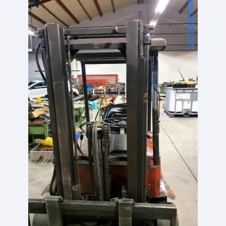 Wyposażenie operacyjne i biurowe firmy zajmującej się konstrukcjami metalowymi-7