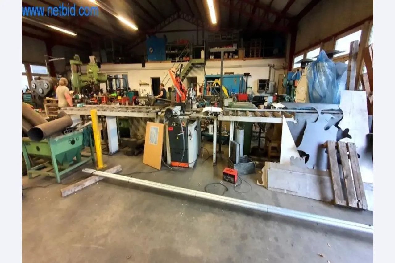 Wyposażenie operacyjne i biurowe firmy zajmującej się konstrukcjami metalowymi-1