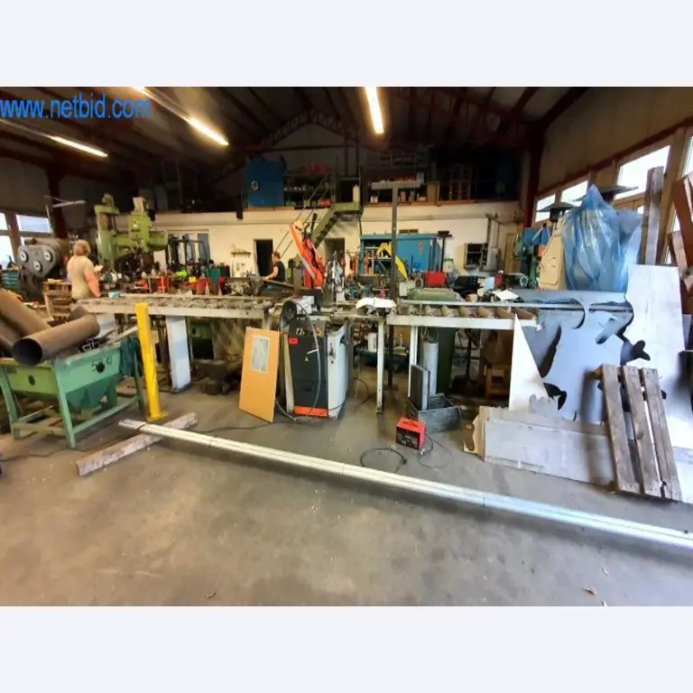 Wyposażenie operacyjne i biurowe firmy zajmującej się konstrukcjami metalowymi-1