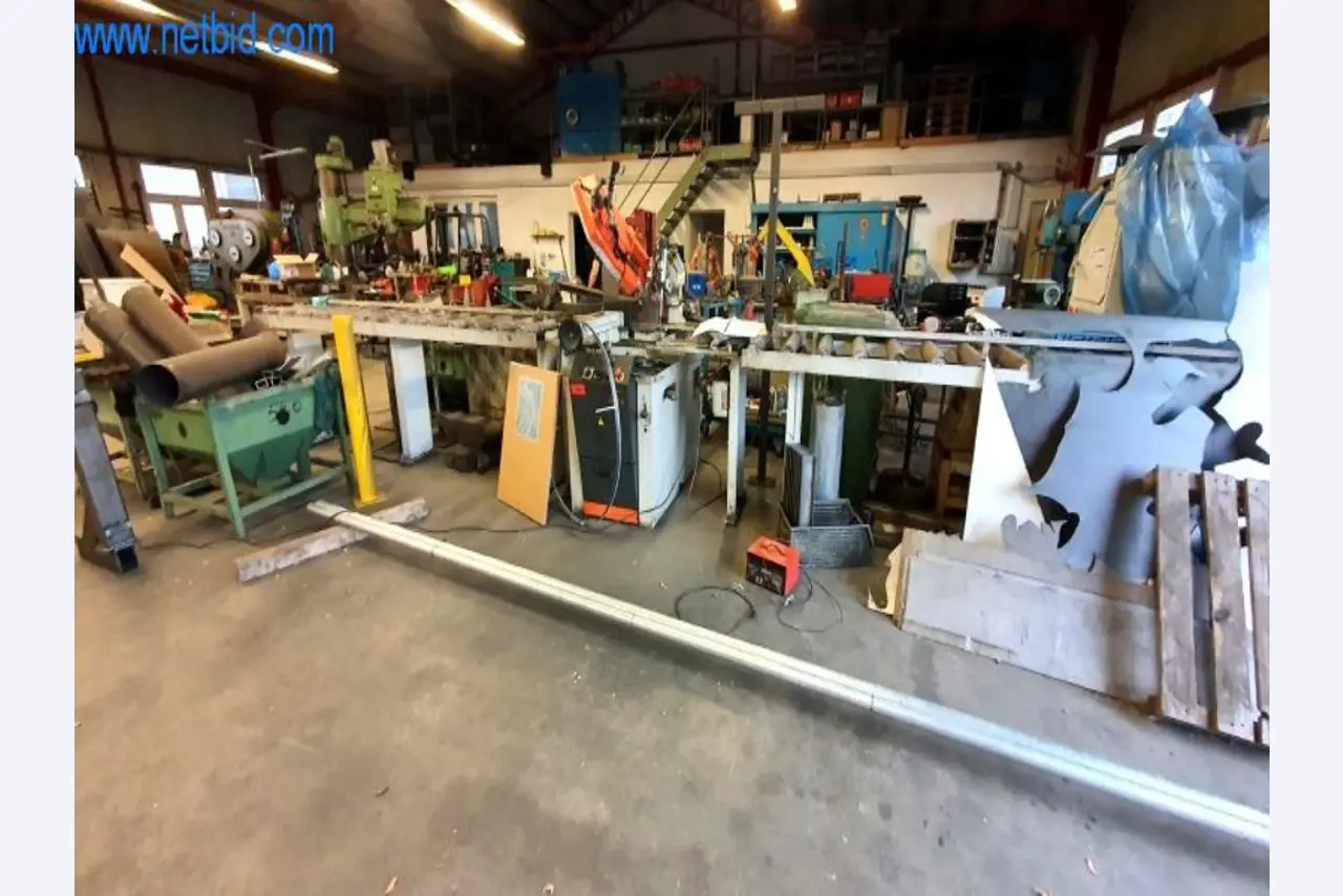 Wyposażenie operacyjne i biurowe firmy zajmującej się konstrukcjami metalowymi-2