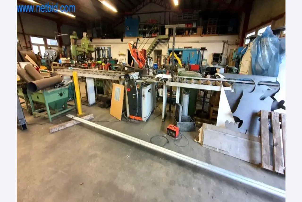 Wyposażenie operacyjne i biurowe firmy zajmującej się konstrukcjami metalowymi-3