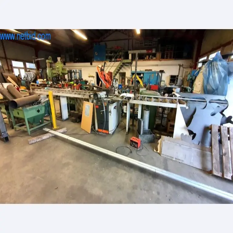 Wyposażenie operacyjne i biurowe firmy zajmującej się konstrukcjami metalowymi-3