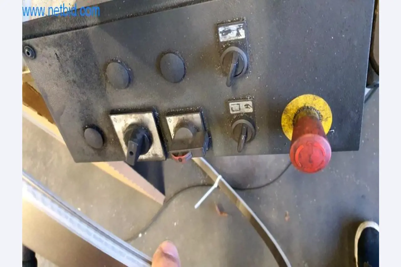 Wyposażenie operacyjne i biurowe firmy zajmującej się konstrukcjami metalowymi-6