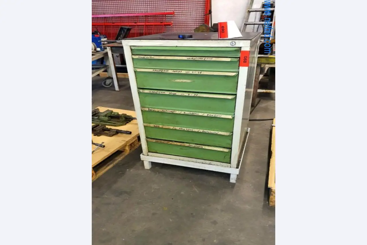 Wyposażenie operacyjne i biurowe firmy zajmującej się konstrukcjami metalowymi-1