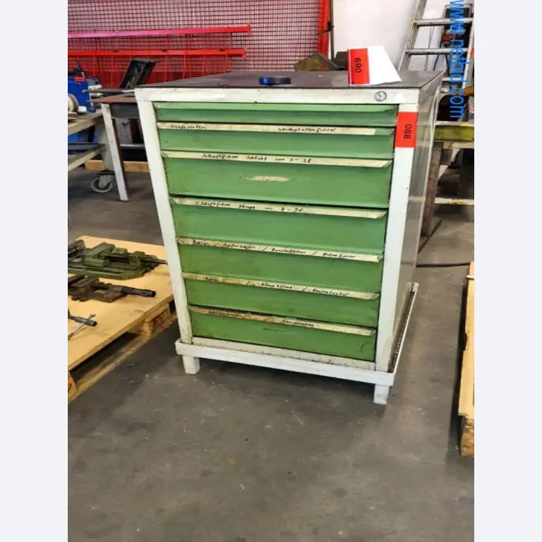 Wyposażenie operacyjne i biurowe firmy zajmującej się konstrukcjami metalowymi-1