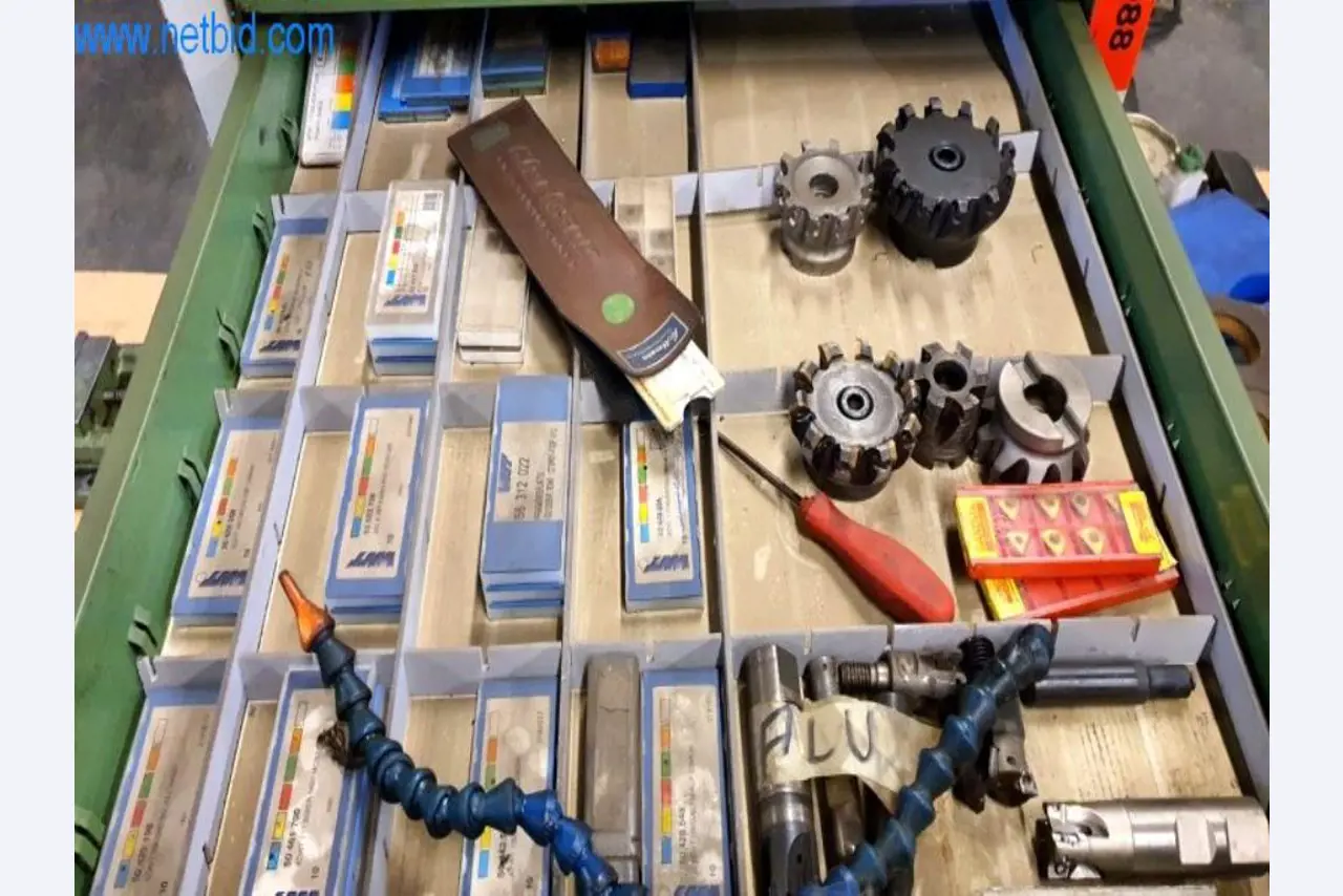 Wyposażenie operacyjne i biurowe firmy zajmującej się konstrukcjami metalowymi-2