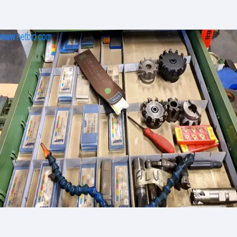 Wyposażenie operacyjne i biurowe firmy zajmującej się konstrukcjami metalowymi-2