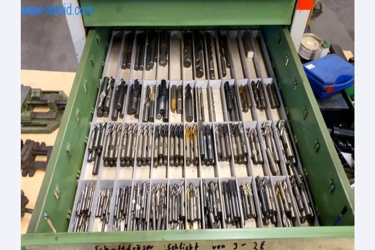 Wyposażenie operacyjne i biurowe firmy zajmującej się konstrukcjami metalowymi-3