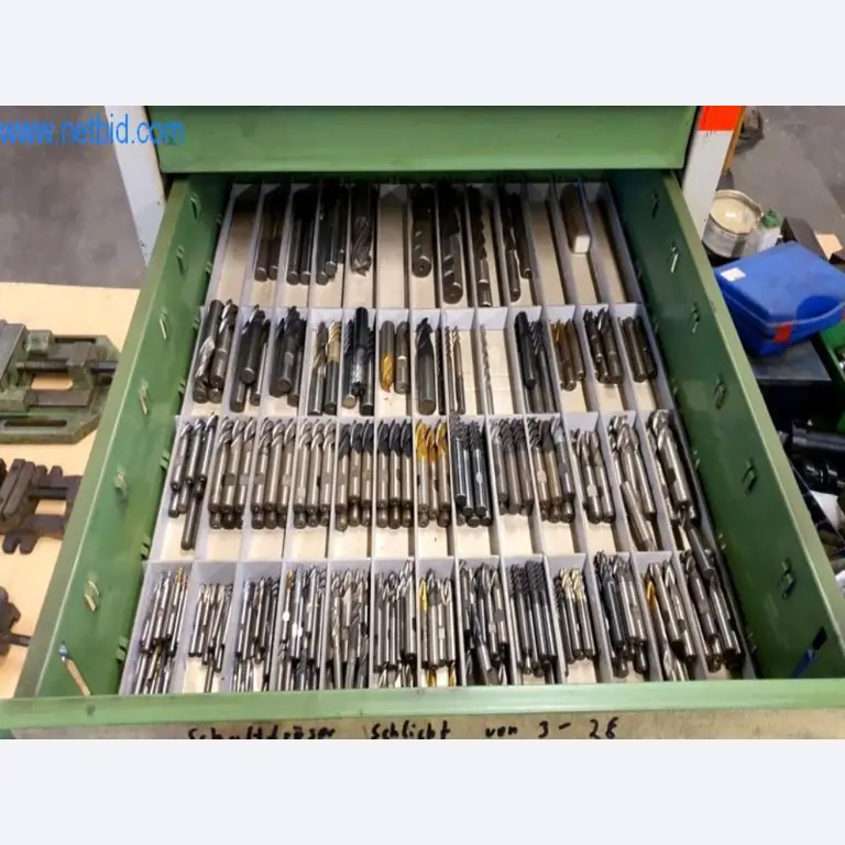 Wyposażenie operacyjne i biurowe firmy zajmującej się konstrukcjami metalowymi-3