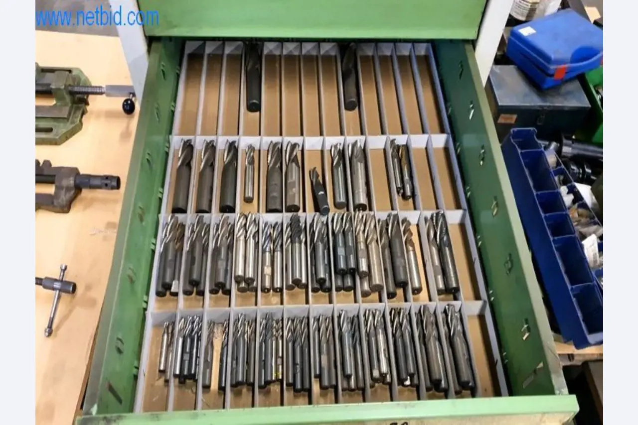 Wyposażenie operacyjne i biurowe firmy zajmującej się konstrukcjami metalowymi-4