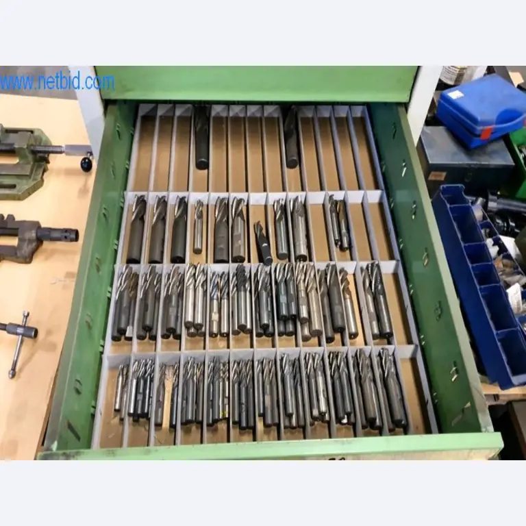 Wyposażenie operacyjne i biurowe firmy zajmującej się konstrukcjami metalowymi-4